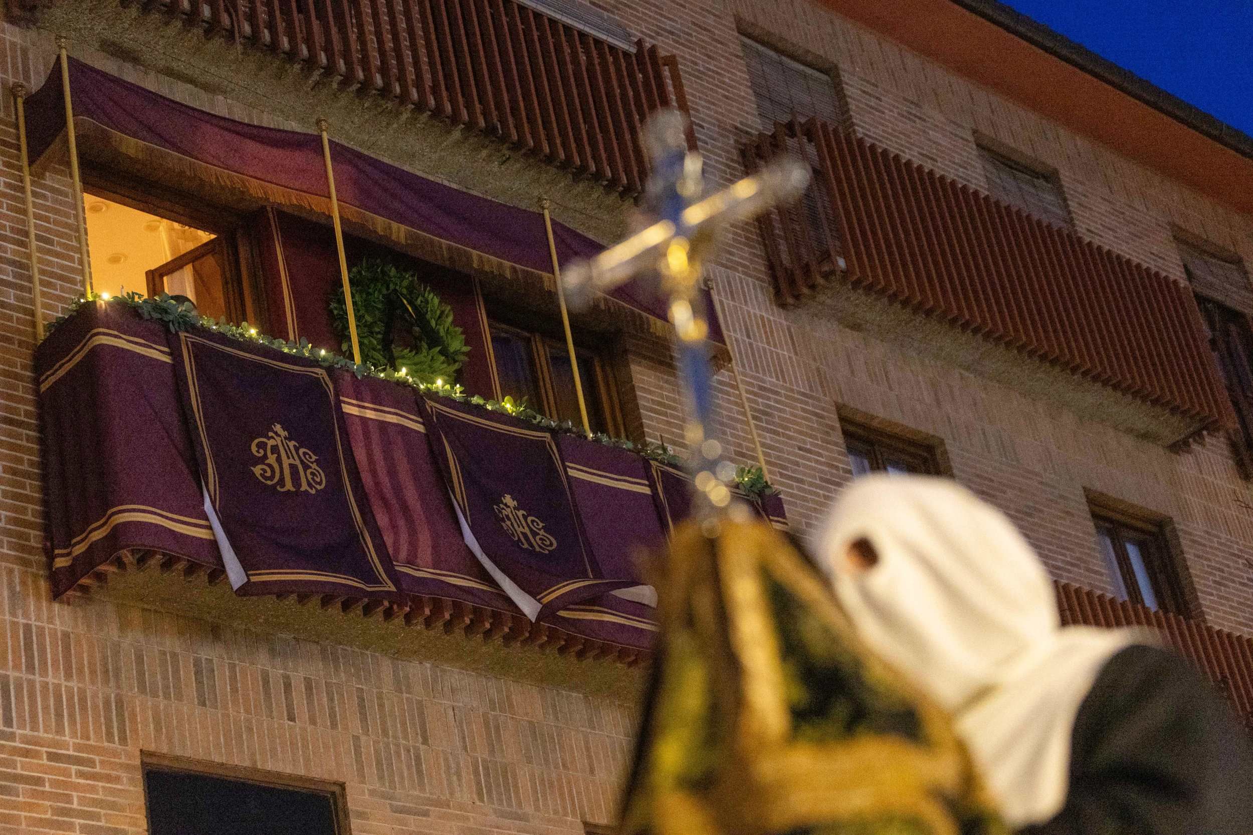 Nazareno Frente A Uno De Los Balcones Engalanados Imagen Ruben Gamez