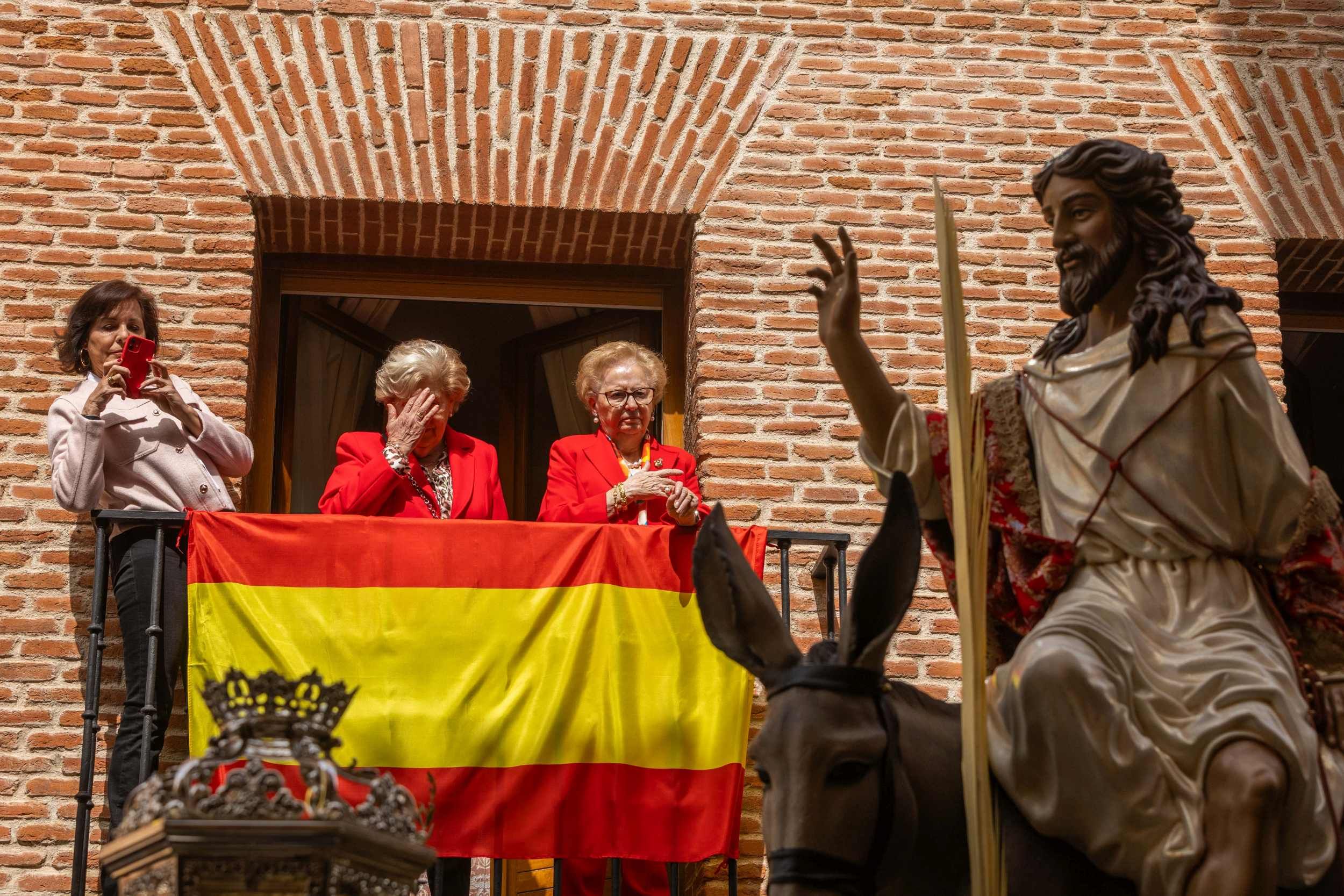 Domingo De Ramos Jesus Montado En La Borriquilla Frente A Fieles En Los Balcones Engalanados Con La Bandera De Espana GAM 6090