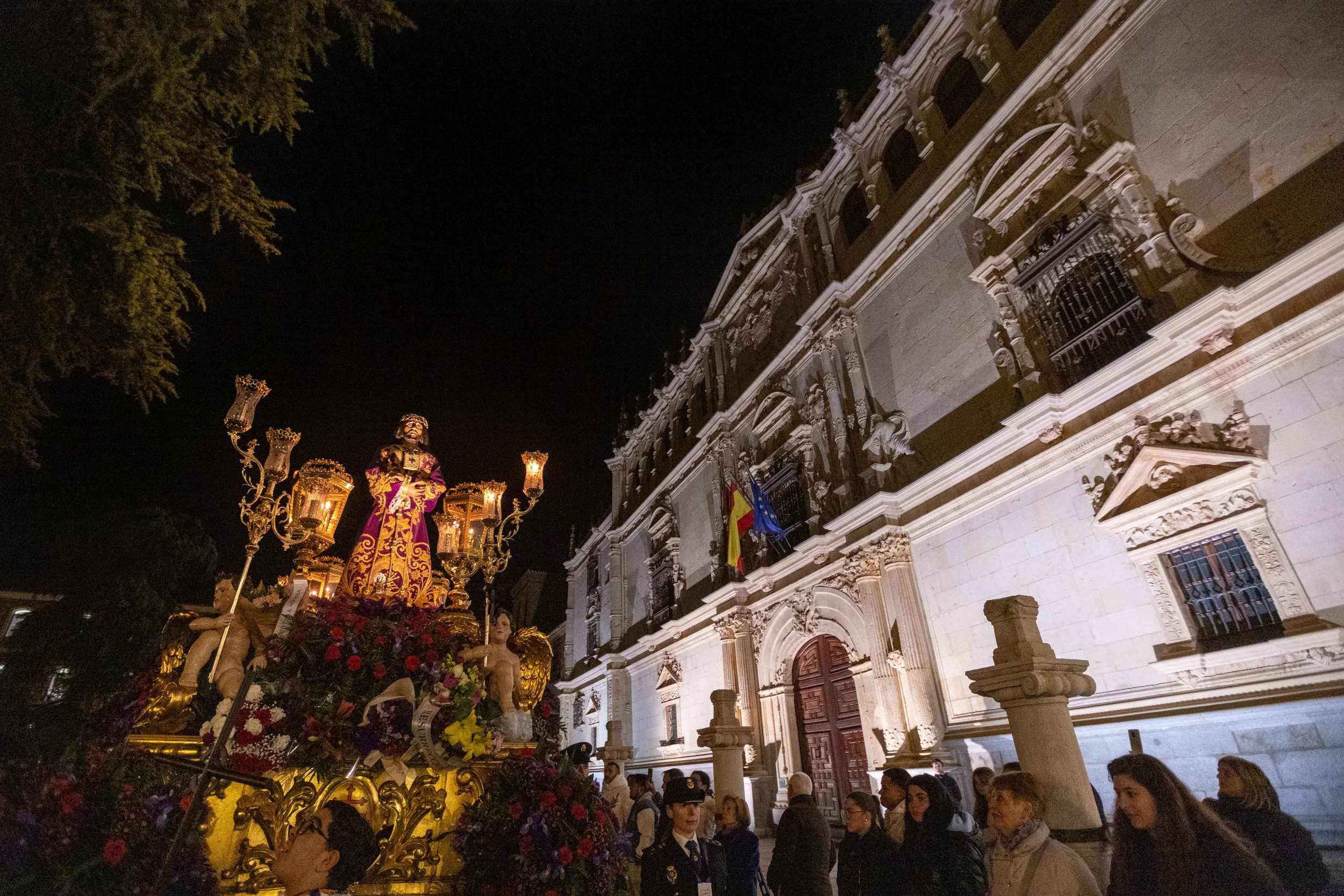 Policia Escolta A Jesus De Medinaceli Ante La Universidad Imagen Ruben Gamez