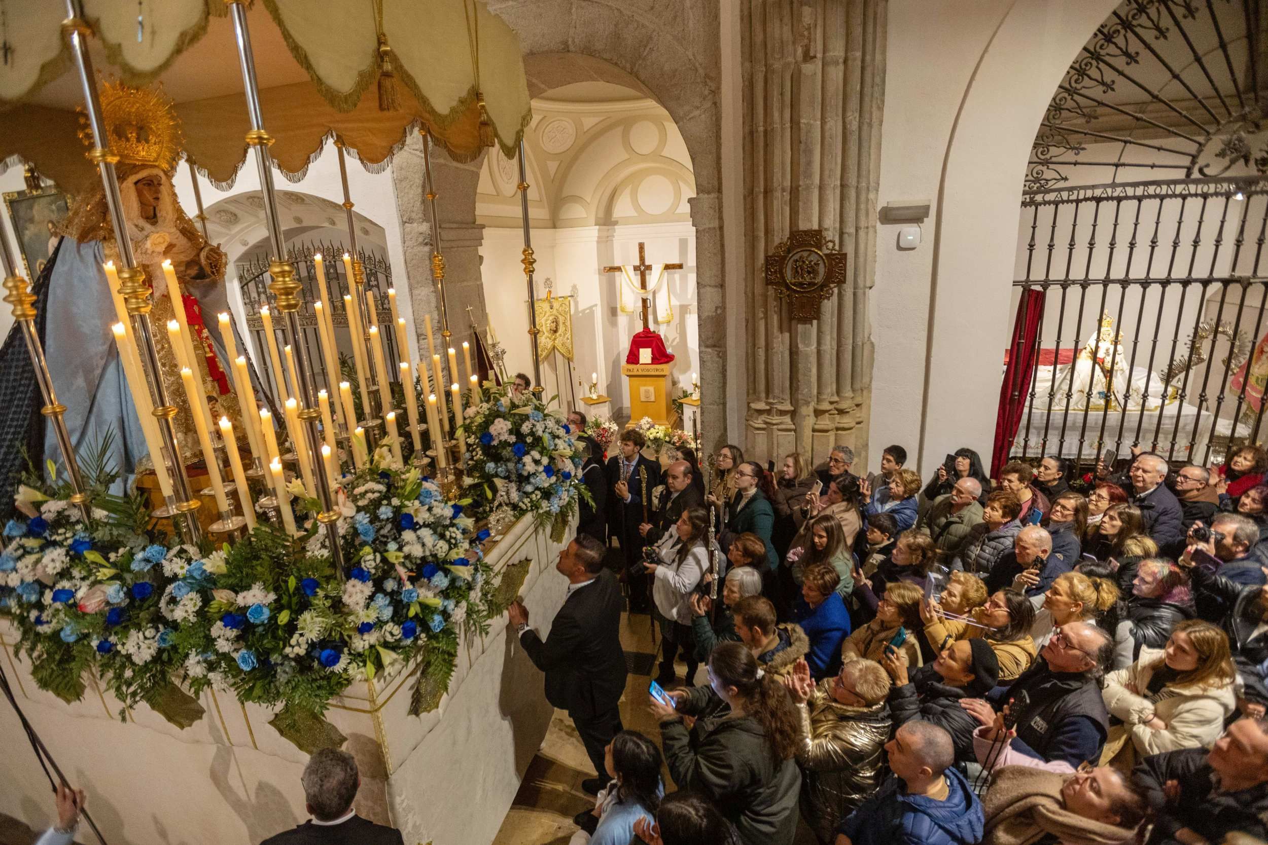 Domingo De Resurreccion La Virgen Ministra De Los Enfermos Junto A Numerosos Files En La Catedral GAM 8856