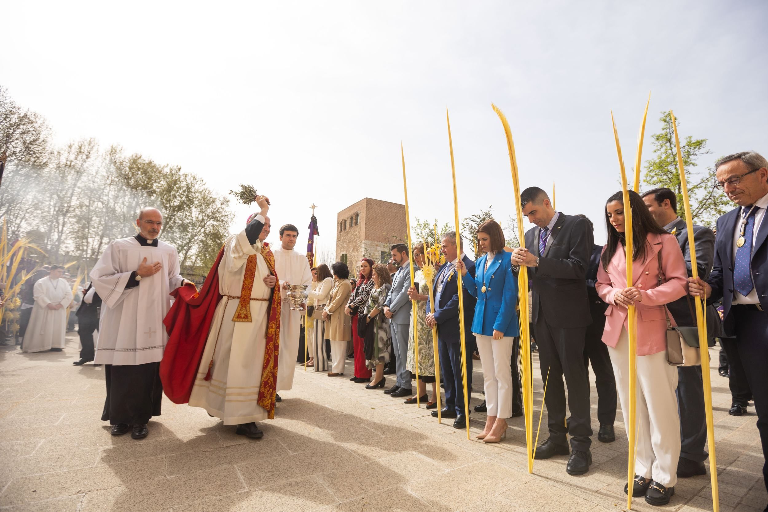 Domingo De Ramos El Obispo Mons Prieto Lucena Bendice Las Palmas De La Corporacion Municipal GAM 5919