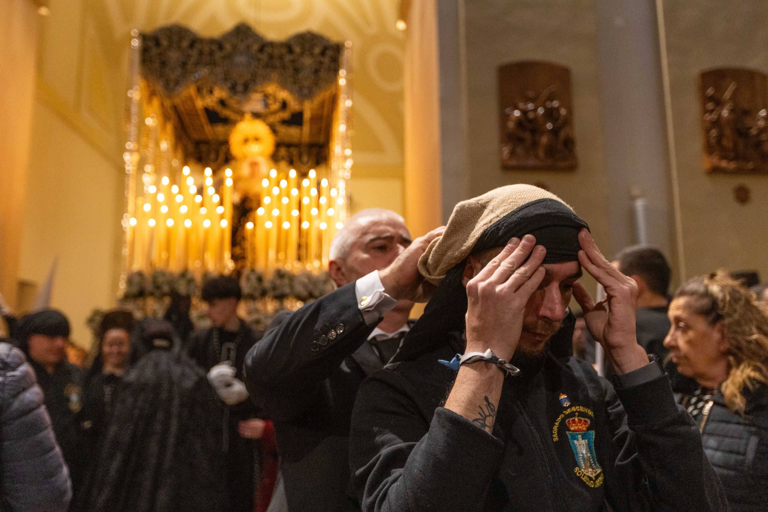 Costaleros Preparandose Ante La Virgen De La Soledad Coronada GAM 8003