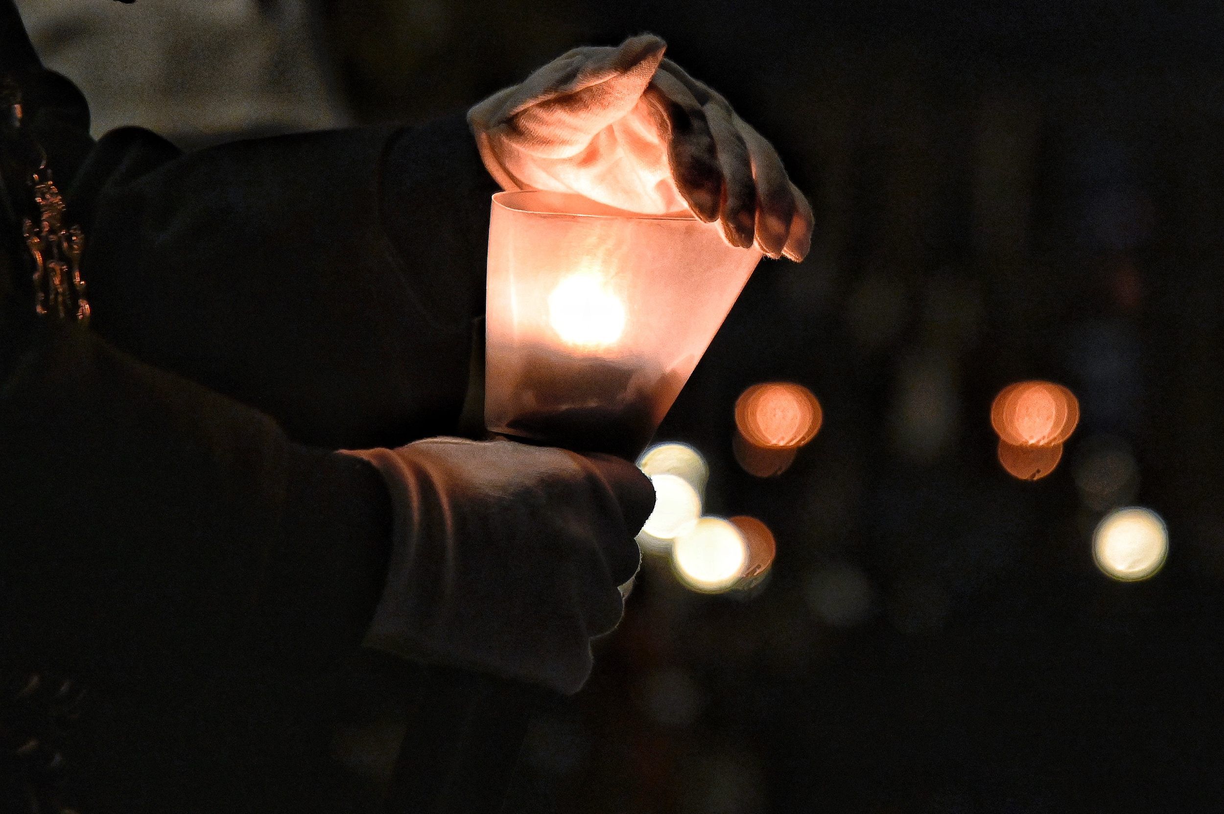 Intentando Mantener Una Vela Encendida Imagen Ricardo Espinosa
