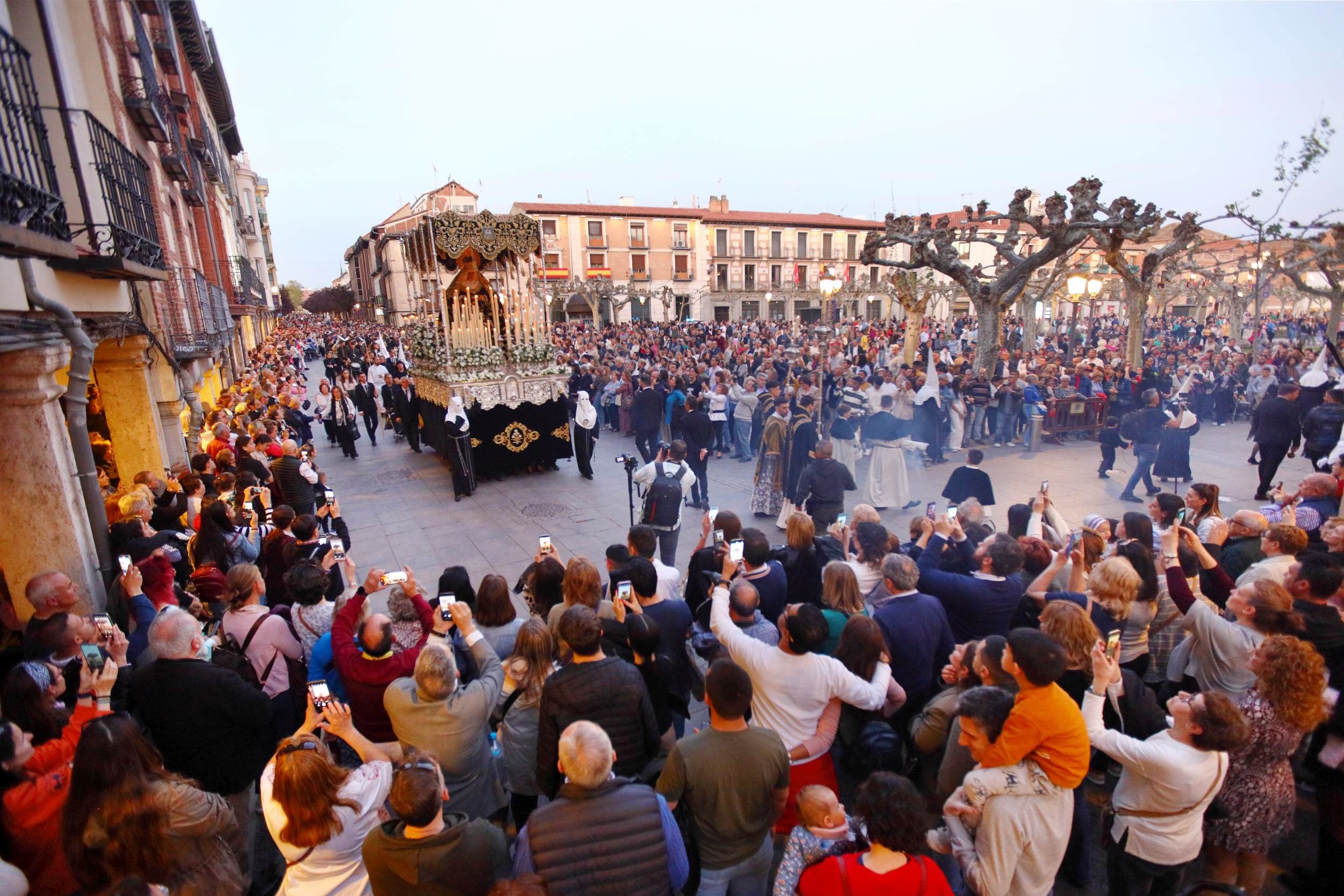 Viernes Santo Cofradia De La Soledad Coronada En La Plaza De Cervantes IMG 6686