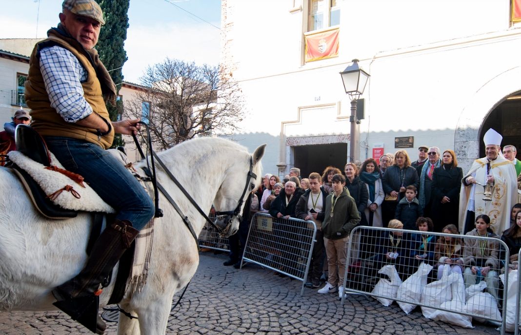 Bendicion De Animales Por San Anton A Cargo Del Obispo Mons Prieto Lucena Organiza La Hermandad Y Cofradia De San Antonio Abad Foto Ayuntamiento