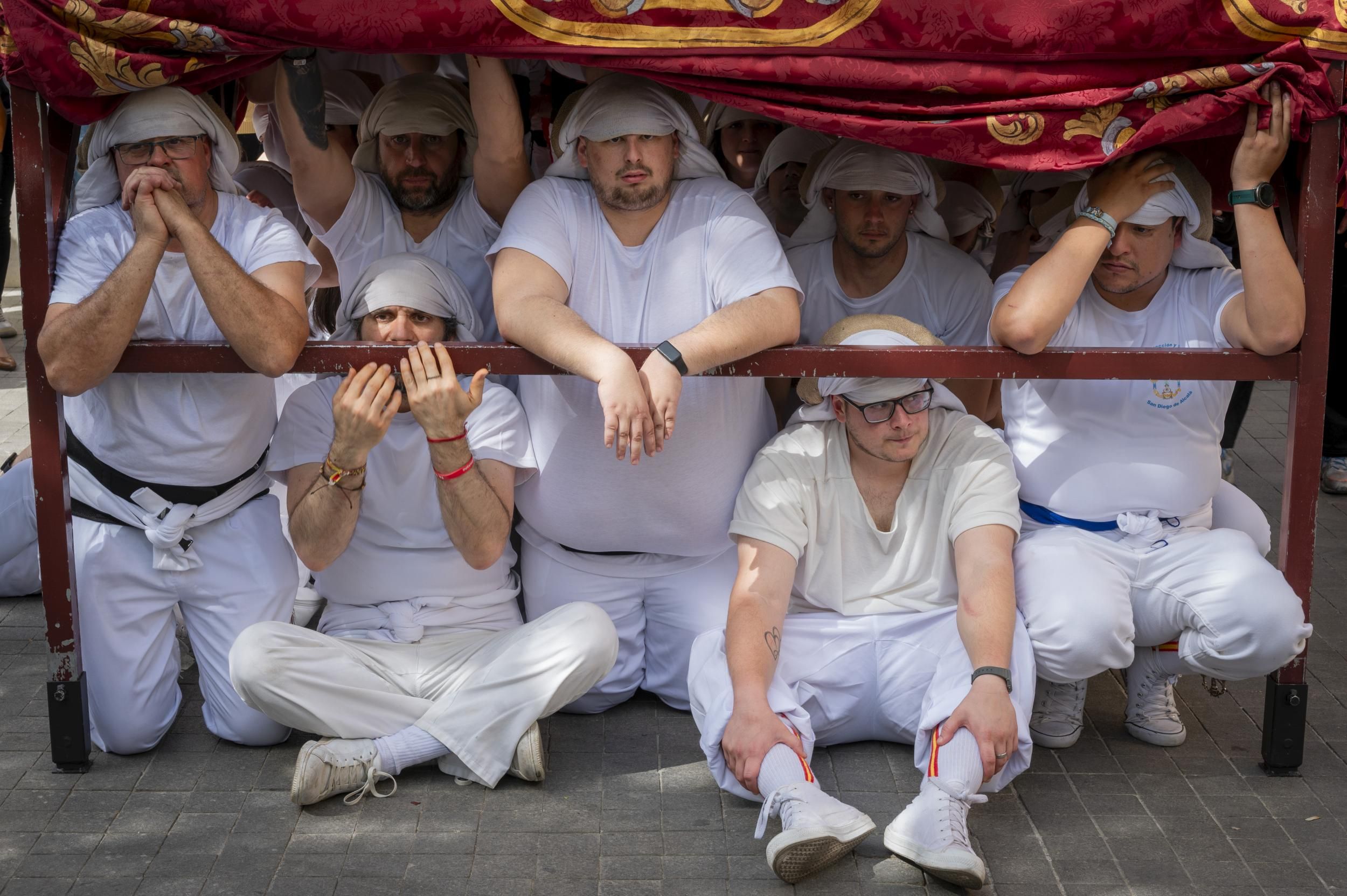 Costaleros En Un Descanso Imagen Ivan Espinola