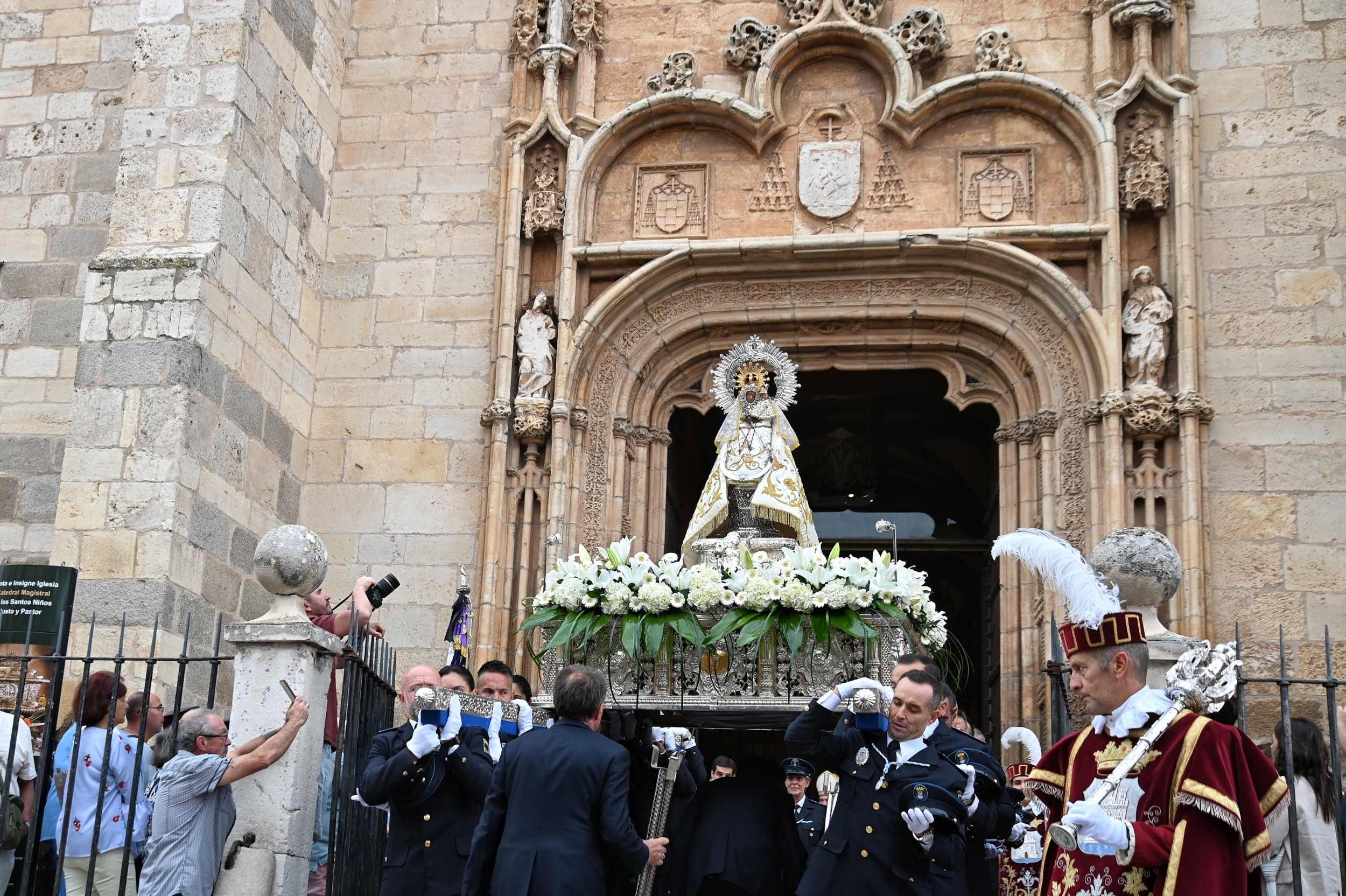 La Virgen Del Val Patrona De Alcala Sale Desde La Catedral Rumbo A Su Ermita Foto Ricardo Espinosa