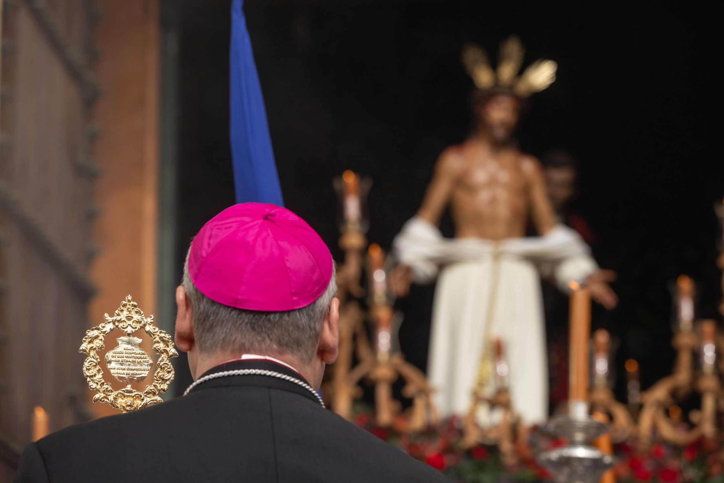 Domingo De Ramos Mons Prieto Lucena Frente A Jesus Despojado De Sus Vestiduras GAM 6186