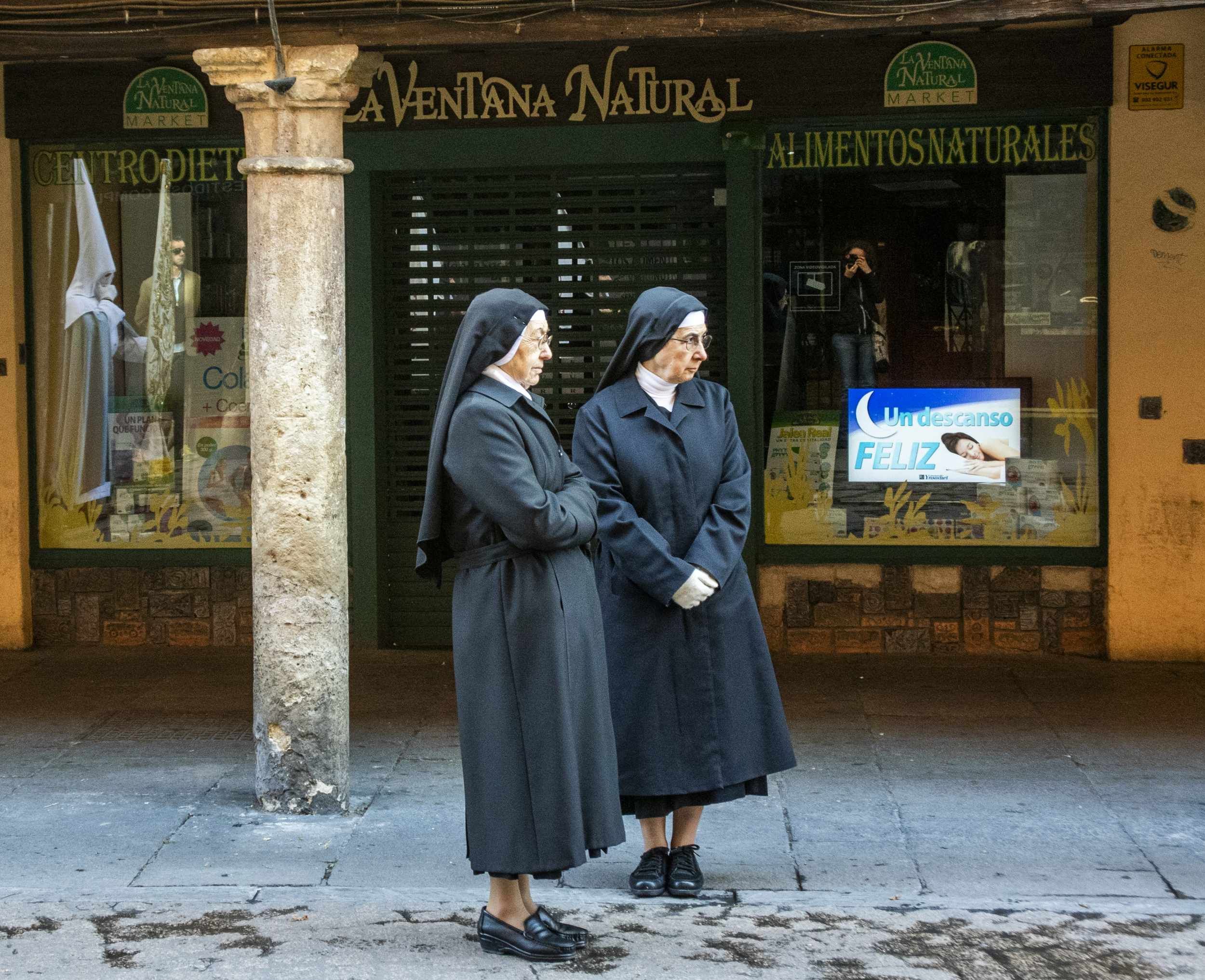 Hermanas Durante Una Procesion Imagen Belen Diaz